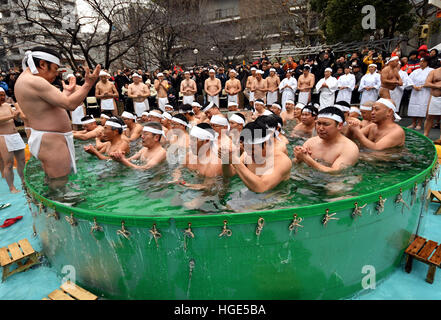 Tokyo, Japon. 8 janvier, 2017. Les participants prient absorbedly lors d'une nouvelle années arrosant d'eau froide annuel rituel dans le centre-ville de Tokyo par un froid dimanche de Janvier 8, 2017. Les praticiens de Shinto, une religion ethnique japonaise portant sur des pratiques rituelles à effectuer avec diligence, s'immerger dans l'eau glacée sous les températures glaciales dans le rituel de purification, d'avis de nettoyer l'esprit ou simplement pour montrer leur bravoure et d'endurance. © Natsuki Sakai/AFLO/Alamy Live News Banque D'Images