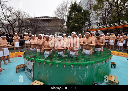 Tokyo, Japon. 8 janvier, 2017. Les participants prient absorbedly lors d'une nouvelle années arrosant d'eau froide annuel rituel dans le centre-ville de Tokyo par un froid dimanche de Janvier 8, 2017. Les praticiens de Shinto, une religion ethnique japonaise portant sur des pratiques rituelles à effectuer avec diligence, s'immerger dans l'eau glacée sous les températures glaciales dans le rituel de purification, d'avis de nettoyer l'esprit ou simplement pour montrer leur bravoure et d'endurance. © Natsuki Sakai/AFLO/Alamy Live News Banque D'Images