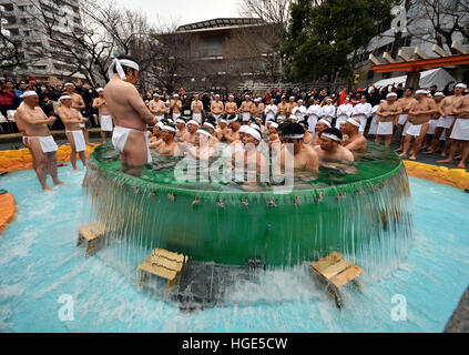 Tokyo, Japon. 8 janvier, 2017. Les participants prient absorbedly lors d'une nouvelle années arrosant d'eau froide annuel rituel dans le centre-ville de Tokyo par un froid dimanche de Janvier 8, 2017. Les praticiens de Shinto, une religion ethnique japonaise portant sur des pratiques rituelles à effectuer avec diligence, s'immerger dans l'eau glacée sous les températures glaciales dans le rituel de purification, d'avis de nettoyer l'esprit ou simplement pour montrer leur bravoure et d'endurance. © Natsuki Sakai/AFLO/Alamy Live News Banque D'Images