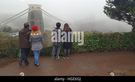 Clifton Suspension Bridge, Bristol, Royaume-Uni. 8 janvier, 2016. Météo France. Les gens viennent de loin pour voir et photographier célèbre pont suspendu de Clifton. Aujourd'hui, le pont est entouré de brouillard. Crédit : Robert Timoney/Alamy Live News Banque D'Images