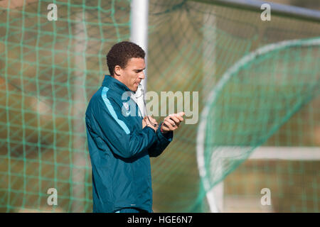 Murcia, Espagne. Le 08 Jan, 2017. L'entraîneur du VfL Wolfsburg Valerien Ismael vérifie le temps au camp d'entraînement de l'équipe de Murcie, Espagne, 08 janvier 2017, Photo : Pascu Mendez/dpa/Alamy Live News Banque D'Images