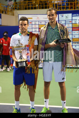 Chennai, Inde. 8 Janvier 2017 : Open de Chennai : Roberto BAUTISTA AGUT (ESP) et de poser pour une photographie Agut beat Daniil MEDVEDEV (RUS) par 6-3 6-4.,à Chennai le 8 Jan 2017 et est devenu l'AIRCEL Chennai OPEN CHAMPION DE 2017. Crédit : Philippe SUKUMAR/Alamy Live News Banque D'Images