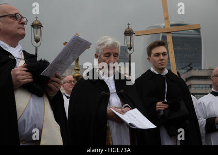 Londres, Royaume-Uni. Le 08 Jan, 2017. L'évêque de Croydon Jonathan Dunnett Clark assiste à la bénédiction annuelle de la Tamise et de ceux qui l'utilisent dans le centre de London Bridge, avec le clergé et les congrégations de St Magnus the Martyr dans la ville et la cathédrale de Southwark sur la rive sud. Après un service une simple croix de bois est jeté en bas du pont dans la rivière. Il s'agit d'une nouvelle tradition, créé il y a seulement quelques années. © Sur Regard/Photographique Alamy Live News Banque D'Images