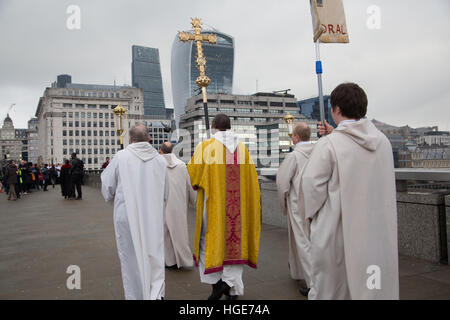 Londres, Royaume-Uni. Le 08 Jan, 2017. L'évêque de Croydon Jonathan Dunnett Clark assiste à la bénédiction annuelle de la Tamise et de ceux qui l'utilisent dans le centre de London Bridge, avec le clergé et les congrégations de St Magnus the Martyr dans la ville et la cathédrale de Southwark sur la rive sud. Après un service une simple croix de bois est jeté en bas du pont dans la rivière. Il s'agit d'une nouvelle tradition, créé il y a seulement quelques années. © Sur Regard/Photographique Alamy Live News Banque D'Images