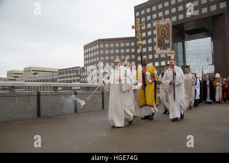 Londres, Royaume-Uni. Le 08 Jan, 2017. L'évêque de Croydon Jonathan Dunnett Clark assiste à la bénédiction annuelle de la Tamise et de ceux qui l'utilisent dans le centre de London Bridge, avec le clergé et les congrégations de St Magnus the Martyr dans la ville et la cathédrale de Southwark sur la rive sud. Après un service une simple croix de bois est jeté en bas du pont dans la rivière. Il s'agit d'une nouvelle tradition, créé il y a seulement quelques années. © Sur Regard/Photographique Alamy Live News Banque D'Images