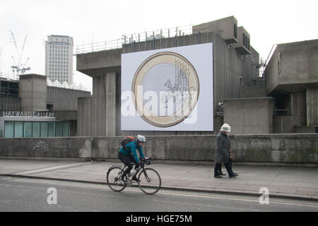 London UK. 8 janvier 2017.Une grande affiche présentant une pièce en euro pend du côté de salle des fêtes dans le South Bank Centre London Crédit : amer ghazzal/Alamy Live News Banque D'Images