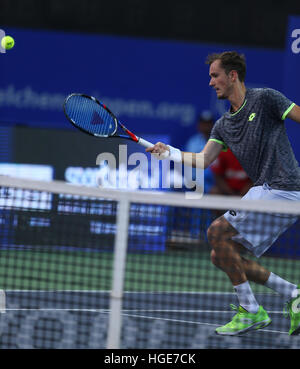 Chennai, Inde. 8 Janvier 2017 : Open de Chennai : Daniil MEDVEDEV (RUS) renvoie son adversaire Roberto BAUTISTA AGUT (ESP) s'est battu par 6-3, 6-4. à Chennai le 8 Jan 2017 et est devenu le coureur de l'AIRCEL Chennai Open de 2017. Crédit : Philippe SUKUMAR/Alamy Live News Banque D'Images