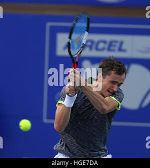 Chennai, Inde. 8 Janvier 2017 : Open de Chennai : Daniil MEDVEDEV (RUS) renvoie son adversaire s'est battu par Roberto BAUTISTA AGUT (ESP) par 6-3,6-4. à Chennai le 8 Jan 2017 et est devenu le coureur de l'AIRCEL Chennai Open de 2017. Crédit : Philippe SUKUMAR/Alamy Live News Banque D'Images