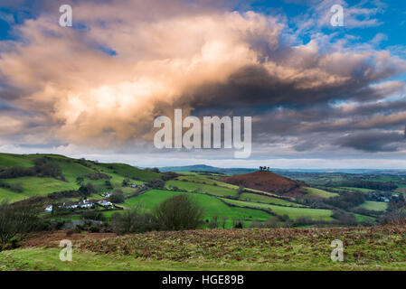 Colmers Hill, Bridport, Dorset, UK. 8 janvier 2017. Météo britannique. Une vue de Colmers Hill, près de Bridport Dorset, en vue de l'Eype vers le bas, avec une importante formation de nuages au-dessus de lui en fin d'après-midi. Photo : Graham Hunt/Alamy Live News. Banque D'Images