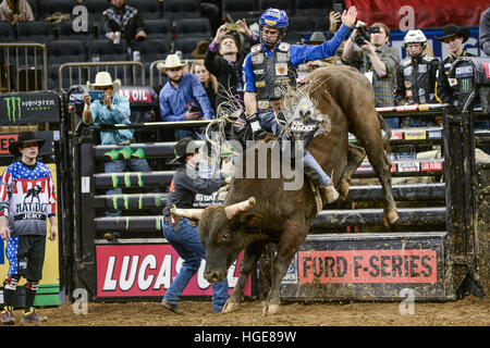 New York, New York, USA. Jan 7, 2017. KAIQUE PACHECO en action au cours de deuxième ronde du championnat Monster Energy Buck Off tenue au Madison Square Garden, New York, New York. © Amy Sanderson/ZUMA/Alamy Fil Live News Banque D'Images