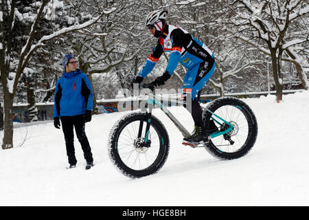 Bucarest, Roumanie. 07 janvier, 2017. Vélo sur la glace des collines couvertes de neige fraîche dans le parc central, dans une journée d'hiver pendant les vacances. Crédit : Gabriel Petrescu/Alamy Live News Banque D'Images