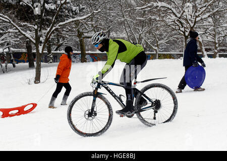 Bucarest, Roumanie. 07 janvier, 2017. Vélo sur la glace des collines couvertes de neige fraîche dans le parc central, dans une journée d'hiver pendant les vacances. Crédit : Gabriel Petrescu/Alamy Live News Banque D'Images