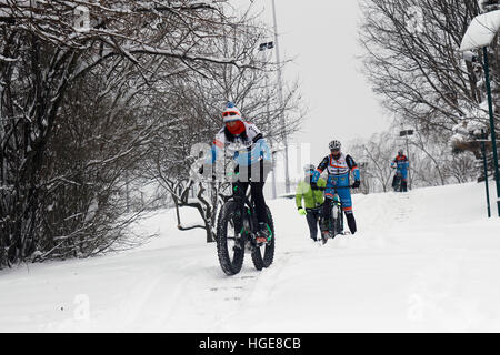 Bucarest, Roumanie. 07 janvier, 2017. Vélo sur la glace des collines couvertes de neige fraîche dans le parc central, dans une journée d'hiver pendant les vacances. Crédit : Gabriel Petrescu/Alamy Live News Banque D'Images