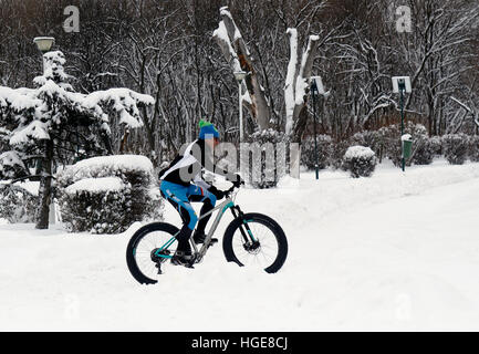 Bucarest, Roumanie. 07 janvier, 2017. Vélo sur la glace des collines couvertes de neige fraîche dans le parc central, dans une journée d'hiver pendant les vacances. Crédit : Gabriel Petrescu/Alamy Live News Banque D'Images