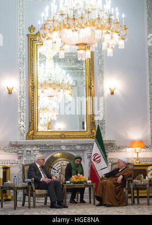 ARCHIVE - Une image d'archive du 18 octobre 2015 montre le ministre allemand des affaires étrangères, Frank-Walter STEINMEIER (SPD) et L, Akbar Hashemi Rafsanjani, Président du Conseil de discernement de l'opportunité d'Iran, réunion à Téhéran, Iran. L'ancien président iranien est décédé à l'âge de 82 ans. Photo : Bernd von Jutrczenka/dpa Banque D'Images