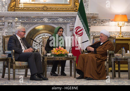 ARCHIVE - Une image d'archive du 18 octobre 2015 montre le ministre allemand des affaires étrangères, Frank-Walter STEINMEIER (SPD) et L, Akbar Hashemi Rafsanjani, Président du Conseil de discernement de l'opportunité d'Iran, réunion à Téhéran, Iran. L'ancien président iranien est décédé à l'âge de 82 ans. Photo : Bernd von Jutrczenka/dpa Banque D'Images
