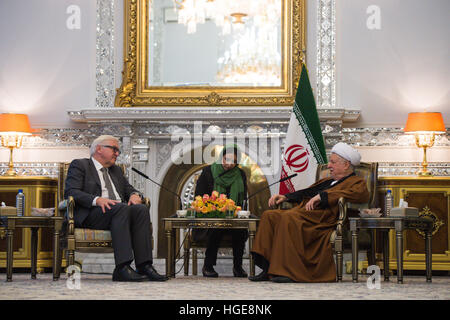 ARCHIVE - Une image d'archive du 18 octobre 2015 montre le ministre allemand des affaires étrangères, Frank-Walter STEINMEIER (SPD) et L, Akbar Hashemi Rafsanjani, Président du Conseil de discernement de l'opportunité d'Iran, réunion à Téhéran, Iran. L'ancien président iranien est décédé à l'âge de 82 ans. Photo : Bernd von Jutrczenka/dpa Banque D'Images