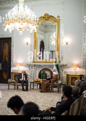 ARCHIVE - Une image d'archive du 18 octobre 2015 montre le ministre allemand des affaires étrangères, Frank-Walter STEINMEIER (SPD) et L, Akbar Hashemi Rafsanjani, Président du Conseil de discernement de l'opportunité d'Iran, réunion à Téhéran, Iran. L'ancien président iranien est décédé à l'âge de 82 ans. Photo : Bernd von Jutrczenka/dpa Banque D'Images