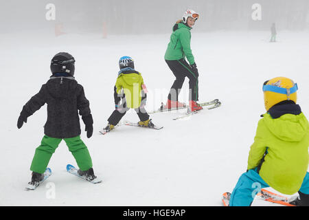Bad Marienberg, Allemagne. Le 08 Jan, 2017. Moniteur de ski Vivien enseigne à un groupe d'enfants à ski sur le 500m de haut Schorrberg dans le Westerwald près de Bad Marienberg, Allemagne, 08 janvier 2017. Photo : Thomas Frey/dpa/Alamy Live News Banque D'Images