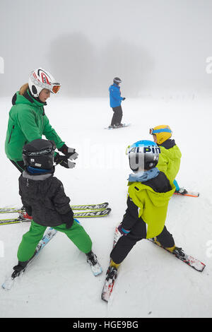 Bad Marienberg, Allemagne. Le 08 Jan, 2017. Moniteur de ski Vivien (l) enseigne à un groupe d'enfants à ski sur le 500m de haut Schorrberg dans le Westerwald près de Bad Marienberg, Allemagne, 08 janvier 2017. Photo : Thomas Frey/dpa/Alamy Live News Banque D'Images