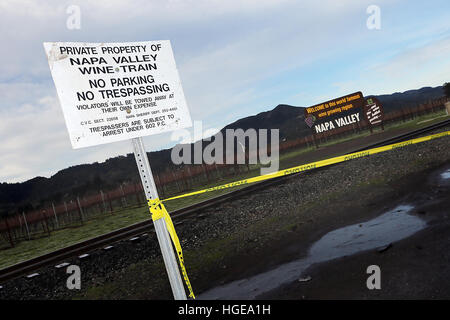 Oakville, CA, USA. 6 janvier, 2017. Vu du ruban jaune est relié à un panneau avertissement contre les intrusions sur le Napa Valley Wine Train les voies près de la Robert Mondavi Winery à Oakville. Le spot est un arrêt populaire pour les touristes qui veulent une véritable photographie de la vallée de Napa. © Napa Valley Inscription/ZUMA/Alamy Fil Live News Banque D'Images