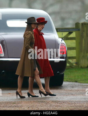 Sandringham, Norfolk, Royaume-Uni. Le 08 Jan, 2017. Sa Majesté la Reine Elizabeth II à l'Église à Sandringham . Sandringham, Norfolk, UK . 08.01.2017 Pippa Middleton, arrive le service de l'église, avec son père Michael et son frère James. Sa Majesté la Reine Elizabeth II a enfin vu pour la première fois cette année, comme elle s'est jointe à d'autres membres de la famille royale qu'ils ont assisté à l'Eglise Sainte-marie Madeleine de dimanche matin à Sandringham. Sa Majesté la Reine Elizabeth II n'a pas pu assister à la fois le jour de Noël et le nouveau jour Yewars services après la souffrance avec un gros rhume. © Paul Marriott la photographie. © Paul Ma Banque D'Images