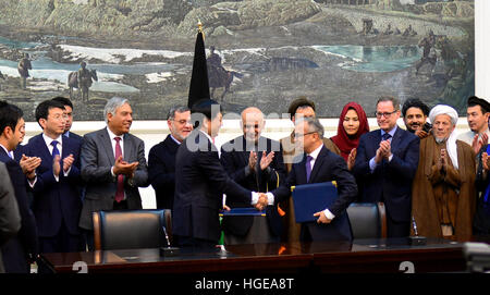 (170108) -- KABOUL, 8 janvier 2017 (Xinhua) -- le ministre afghan des Travaux publics Mahmuod Baligh (R, avant), serre la main du Vice-président de China Road and Bridge Corporation (CRBC) Lu Shan (L, à l'avant) au cours d'une cérémonie de signature du contrat constaté par le président Afghan Mohammad Ashraf Ghani (C) à Kaboul, capitale de l'Afghanistan, le 8 janvier, 2017. La société de construction chinoise China Road and Bridge Corporation (CRBC) a signé un contrat le dimanche pour construire une route clé au centre de l'Afghanistan. Le Ministre afghan des Travaux publics Mahmuod Baligh et vice-président de China Road and Bridge Corporation (CRBC) Lu Shan signe Banque D'Images