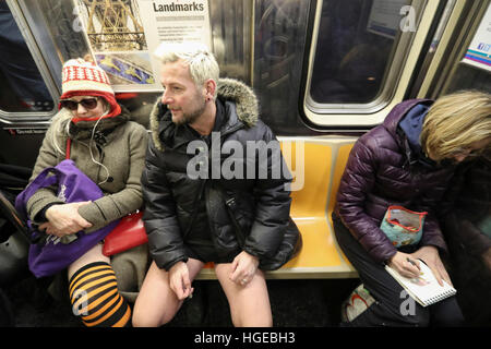 New York, New York, USA. Le 08 Jan, 2017. Pantalon habillé des participants sans prendre part à la 2017 No Pants Subway Ride à New York, États-Unis, 8 janvier 2016. © Xinhua/Alamy Live News Banque D'Images