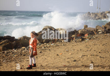 Gaza, bande de Gaza, territoire palestinien occupé. 8 janvier, 2017. Sur le front de l'enfant palestinien comme une grande vague percute le mur à casser le port maritime de Gaza, dans la ville de Gaza. © Ahmad Salem/ZUMA/Alamy Fil Live News Banque D'Images