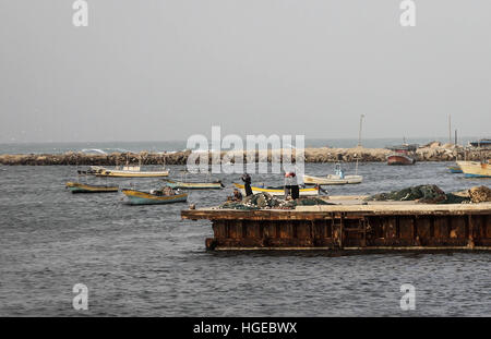 Gaza, bande de Gaza, territoire palestinien occupé. 8 janvier, 2017. Filles palestiniennes prend des photos de grandes vagues de heurter le mur à casser le port maritime de Gaza, dans la ville de Gaza. © Ahmad Salem/ZUMA/Alamy Fil Live News Banque D'Images