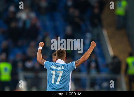 Rome, Italie. 8 janvier, 2017. SS Lazio's Ciro immobile pendant la notation célèbre Serie A match entre SS Lazio et FC Crotone au Stade olympique de Rome, Italie, le 8 janvier 2017. SS Lazio a gagné 1-0. © Jin Yu/Xinhua/Alamy Live News Banque D'Images