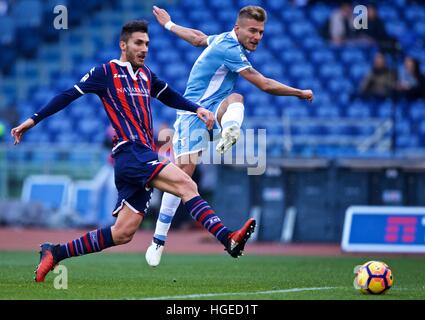 Rome, Italie. 8 janvier, 2017. Mario Sampirisi de Crotone(L) est en concurrence avec la SS Lazio Ciro immobile pendant leur Serie A match au Stade olympique de Rome, Italie, le 8 janvier 2017. SS Lazio a gagné 1-0. © Jin Yu/Xinhua/Alamy Live News Banque D'Images