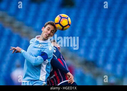 Rome, Italie. 8 janvier, 2017. SS Lazio's Lucas Biglia(L) est à la tête de la balle au cours de leur série un match au Stade olympique de Rome, Italie, le 8 janvier 2017. SS Lazio a gagné 1-0. © Jin Yu/Xinhua/Alamy Live News Banque D'Images