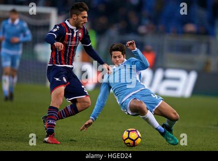 Rome, Italie. 8 janvier, 2017. Mario Sampirisi de Crotone(L) est en concurrence avec la SS Lazio Alessandro Rossi au cours de leur série un match au Stade olympique de Rome, Italie, le 8 janvier 2017. SS Lazio a gagné 1-0. © Jin Yu/Xinhua/Alamy Live News Banque D'Images