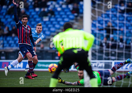Rome, Italie. 8 janvier, 2017. Mario Sampirisi de Crotone (1re L) en concurrence avec la SS Lazio Ciro immobile (2e L) lors de leur série un match au Stade olympique de Rome, Italie, le 8 janvier 2017. SS Lazio a gagné 1-0. © Jin Yu/Xinhua/Alamy Live News Banque D'Images