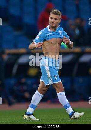Rome, Italie. 8 janvier, 2017. SS Lazio's Ciro immobile pendant la notation célèbre Serie A match entre SS Lazio et FC Crotone au Stade olympique de Rome, Italie, le 8 janvier 2017. SS Lazio a gagné 1-0. © Jin Yu/Xinhua/Alamy Live News Banque D'Images