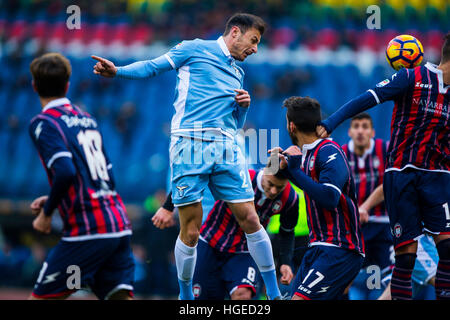 Rome, Italie. 8 janvier, 2017. SS Lazio Stefan Radu(C) est à la tête de la balle pendant le match de Serie A entre SS Lazio et FC Crotone au Stade olympique de Rome, Italie, le 8 janvier 2017. SS Lazio a gagné 1-0. © Jin Yu/Xinhua/Alamy Live News Banque D'Images