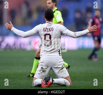 Gênes, Italie. 8 janvier, 2017. Comme les Roms Edin Dzeko réagit au cours d'un match de football Serie A entre Gênes et les Roms, à Gênes, Italie, le 8 janvier 2017. Roma a gagné 1-0. © Alberto Lingria/Xinhua/Alamy Live News Banque D'Images