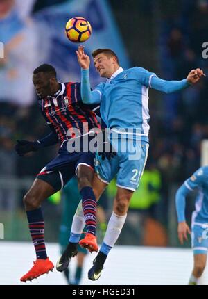 Rome, Italie. 8 janvier, 2017. L'Crodone Nwankwo Tochukwu(L) est en concurrence avec la SS Lazio Sergej Milinkovic au cours de leur série un match au Stade olympique de Rome, Italie, le 8 janvier 2017. SS Lazio a gagné 1-0. © Jin Yu/Xinhua/Alamy Live News Banque D'Images