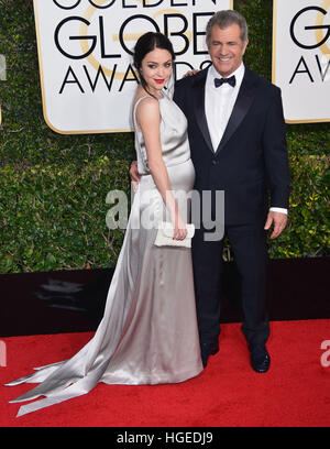 Los Angeles, Californie, USA. Le 08 Jan, 2017. Rosalind Ross, Mel Gibson 144 arrivant à la 74e assemblée annuelle Golden Globe Awards au Beverly Hilton de Los Angeles. Janvier 08, 2017 © Gamma-USA/Alamy Live News Banque D'Images