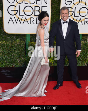 Los Angeles, Californie, USA. Le 08 Jan, 2017. Rosalind Ross, Mel Gibson 149 arrivant à la 74e assemblée annuelle Golden Globe Awards au Beverly Hilton de Los Angeles. Janvier 08, 2017 © Gamma-USA/Alamy Live News Banque D'Images