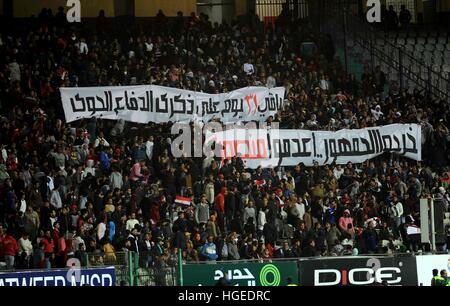 Le Caire, Égypte. 8 janvier, 2017. Les joueurs de l'Égypte et la Tunisie, les joueurs s'affrontent au cours d'un match de football amical international au Stade International du Caire dans la capitale égyptienne, le 8 janvier 2017 © Stringer/APA/Images/fil ZUMA Alamy Live News Banque D'Images