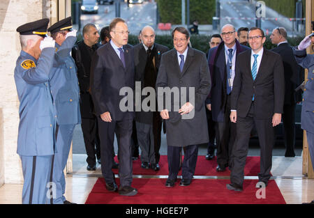 Genève. Jan 9, 2017. Le Président de Chypre Nicos Anastasiades (C) arrive pour la réunification des négociations à Genève, Suisse, 9 janvier. 2017. Les dirigeants de l'ex-communautés chypriotes grecque et turque est arrivée à Genève le dimanche à poursuivre leurs négociations de réunification, disant qu'ils ont la volonté de parvenir à un règlement de la décennie quatre-vieux problème. © Xu Jinquan/Xinhua/Alamy Live News Banque D'Images
