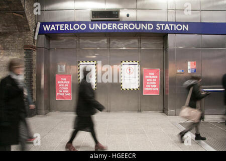 Londres, Royaume-Uni. Jan 9, 2017. Les banlieusards de prendre d'autres itinéraires de voyage perturbations causées par la grève comme beaucoup de tube de Londres stations de métro sont fermées © amer ghazzal/Alamy Live News Banque D'Images