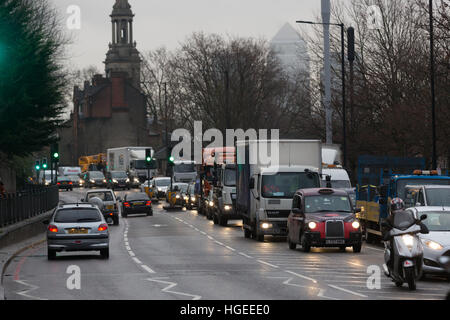 Londres, Royaume-Uni. Jan 9, 2017. Le trafic de files d'attente dans l'Est de Londres en direction de Central London ce matin. Tous les services de métro de Londres sont gravement perturbé aujourd'hui en tant que membres de l'EGI et CNTS prendre 24 heures de grève dans un litige sur les réductions d'emplois, de conditions de travail et de bureaux de vente fermé. Les passagers sont invités à trouver d'autres moyens de déplacement. Credit : Vickie Flores/Alamy Live News Banque D'Images