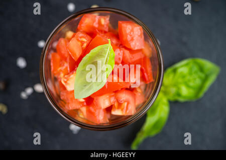 Partie de tomates coupées en gros plan détaillé sur une dalle d'ardoise (selective focus) Banque D'Images