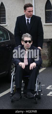 Chanteur Shane MacGowan est aidé de l'église comme l'enterrement de sa mère Thérèse MacGowan, 87, a lieu à l'église Notre-Dame de Lourdes, Silvermines Comté de Tipperary. Banque D'Images