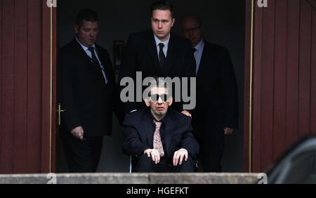 Chanteur Shane MacGowan est aidé de l'église comme l'enterrement de sa mère Thérèse MacGowan, 87, a lieu à l'église Notre-Dame de Lourdes, Silvermines Comté de Tipperary. Banque D'Images