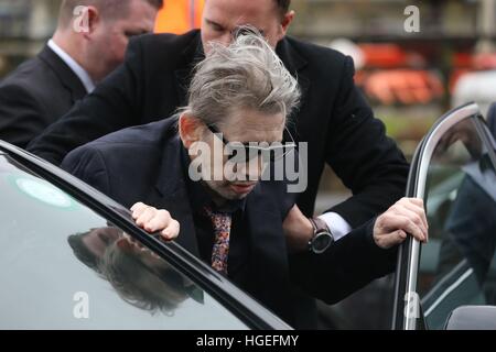 Chanteur Shane MacGowan est aidé de l'église comme l'enterrement de sa mère Thérèse MacGowan, 87, a lieu à l'église Notre-Dame de Lourdes, Silvermines Comté de Tipperary. Banque D'Images