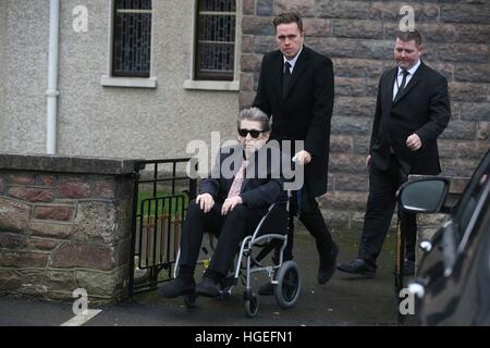 Chanteur Shane MacGowan est aidé de l'église comme l'enterrement de sa mère Thérèse MacGowan, 87, a lieu à l'église Notre-Dame de Lourdes, Silvermines Comté de Tipperary. Banque D'Images